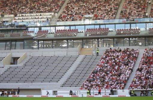 Halbfertige Haupttribüne der MHP-Arena: Offenbar immer noch ein Habitat für Rotfüchse. In unserer Bildergalerie blicken wir auf das Spiel des VfB gegen Wolfsburg zurück. Foto: Baumann