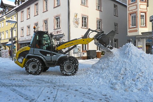 Die ersten Schneeberge wachsen schon in der Villinger Innenstadt heran. Für Kinder sind sie gern genutzte Rodelbahnen.  Foto: Sum