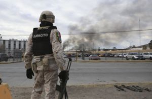 Ein mexikanischer Soldat hält Wache vor dem Staatsgefängnis in Ciudad Juárez, Mexiko, das zuvor von Kriminellen gestürmt worden ist. Foto: dpa/Christian Chavez