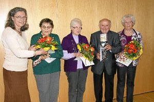 Ursula Eggenweiler bedankt sich bei Marianne Frick (50 Jahre), Waltraud Jauch (35 Jahre), Christoph Finkh (70 Jahre) und Rosmarie Homuth (40 Jahre) für deren Treue zur Bauder-Kantorei (von links).  Foto: Vögele Foto: Schwarzwälder-Bote