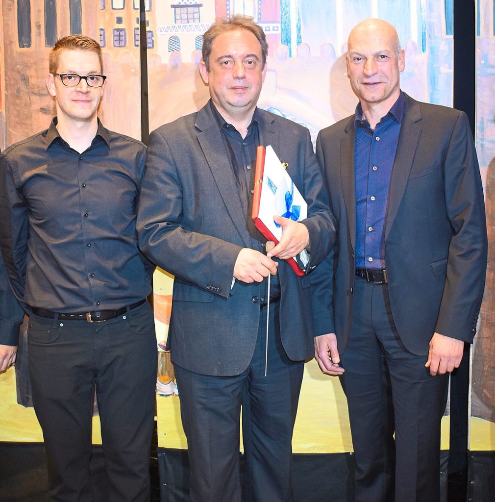 Ralf Vosseler (Mitte)  wurde vom Vorsitzenden des Musikvereins,  Johannes Geprägs (links) und Bürgermeister Norbert Swoboda feierlich verabschiedet. Foto: Borho Foto: Schwarzwälder Bote