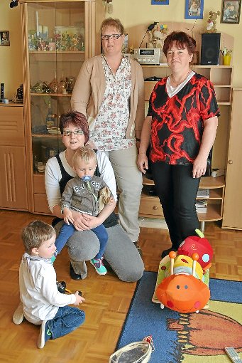 Anita Holzberger (links) mit ihren Tagesmutterkolleginnen und ihren Tageskindern.                                                  Fotos: Braun Foto: Schwarzwälder-Bote
