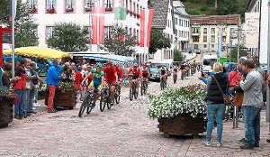 Das Radrennen Vaude Trans Schwarzwald führt am Samstag Vormittag durch die Innenstadt von Furtwangen.  Marktbesucher und Radsport-Interessierte feuern die Fahrer an.  Foto: Frank-Gauckler Foto: Schwarzwälder-Bote