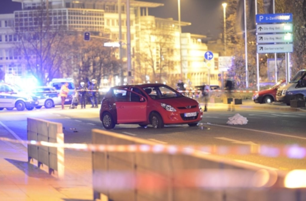 Szenen wie aus einem Kriminalfilm in Stuttgart: Auf der Hauptstätter Straße wurde der Kleinwagen zum Stehen gebracht.