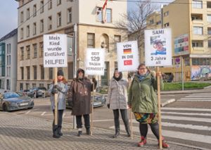 Christina Coskun, ihre Schwester Alexandra Gunne und weitere Unterstützerinnen demonstrierten vor einigen Monaten vor dem türkischen Konsulat in Stuttgart. Foto: Archiv