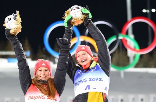 Victoria Carl (links) und Katharina Hennig holen überraschend die Goldmedaille im Teamsprint. Foto: dpa/Daniel Karmann