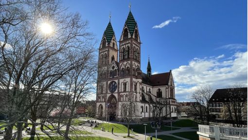 Der Stühlinger Kirchplatz vor der Herz Jesu Kirche soll wieder zu einem beliebten Treffpunkt für alle werden. Foto: Alexander Blessing