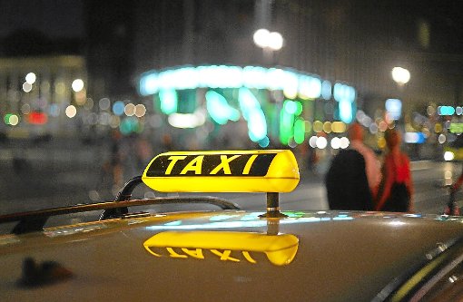 Die Polizei sucht nach dem Taxifahrer. (Symbolbild) Foto: Jens Kalaene