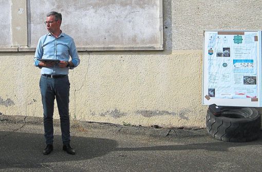 Christian Lumm, Ingenieur bei der Firma geoEnergie, bei seinen Erläuterungen der Bohrabläufe auf dem Exerzierplatz der früheren Mangin-Kaserne in Villingen. Foto: Sebold
