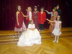 Das Ensemble der Grundschule Obertal, die sich dem Märchen Die Prinzessin auf der Erbse gewidmet hat. Foto: Privat Foto: Schwarzwälder-Bote