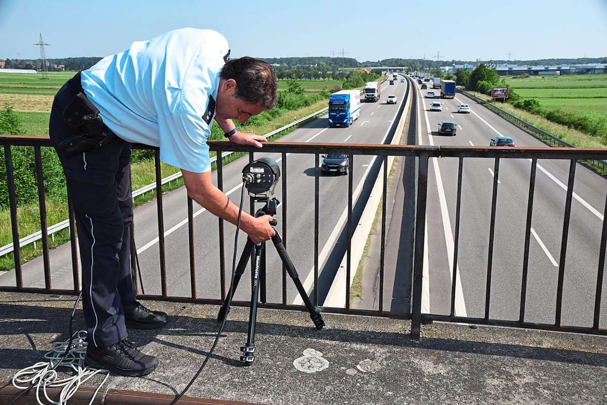 Film läuft! Lothar Speck von der Verkehrspolizei beim Einrichten der Abstandsmessung auf einer A 5-Autobahnbrücke.