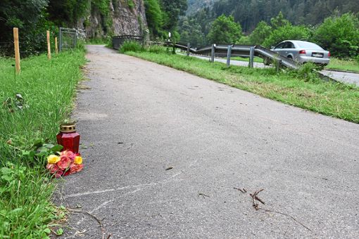 Blumen und Kerzen erinnerten im Sommer an den schweren Unfall zwischen Schiltach und Schramberg. Foto: Sum