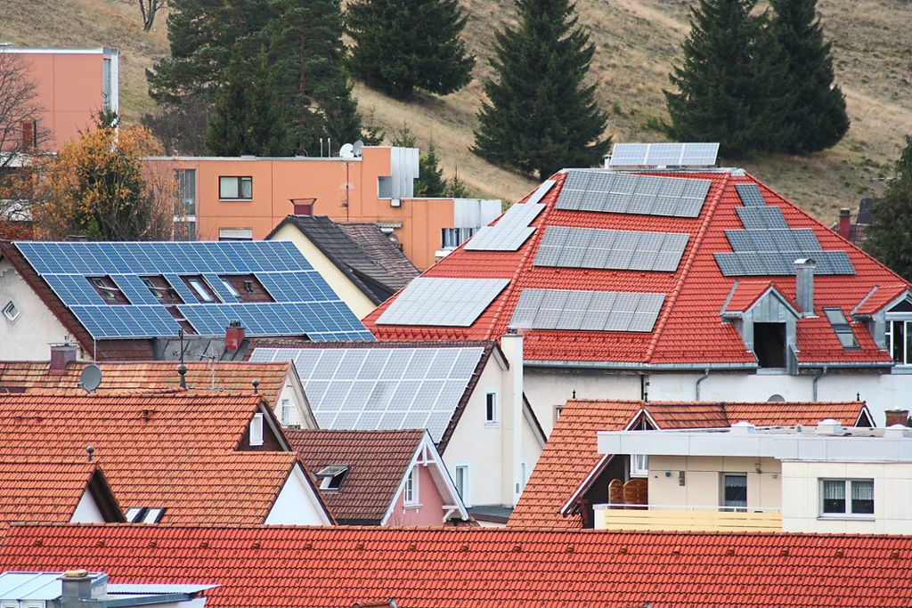 Auch im August gab es in Furtwangen für die Besitzer von Fotovoltaik-Anlagen reiche Ernte.   Foto: Liebau