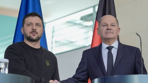 Olaf Scholz (rechts)  hat sich am Freitag mit dem ukrainischen Präsidenten Wolodymyr Selenskyj in Berlin getroffen. Foto: dpa/Michael Kappeler