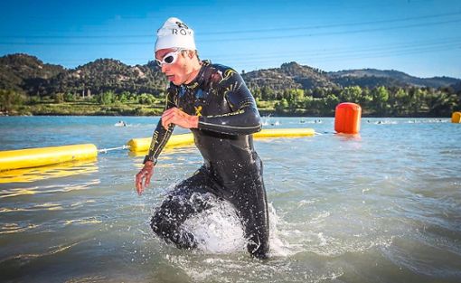 Dominik Sowieja steigt beim Triathlon im französischen Pay d’Aix nach dem Schwimmen aus dem Wasser.  Foto: Privat Foto: Schwarzwälder Bote