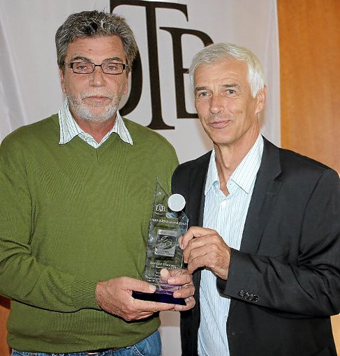Gerhard Frommer (links) erhielt von DTB-Direktor Klaus Eberhard den Award.  Foto: Vichra Foto: Schwarzwälder-Bote