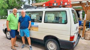 Peter Heidt (links) und Siegfried Fernschild fahren mit einem alten VW-Bus bis nach Gambia. Das Abenteuer beginnt am Samstag. Foto: Fernschild/Heidt