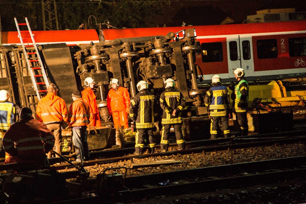 In der Nacht zum Sonntag ist ein 128 Tonnen schwerer Schienenbaukran beim Bahnhof Ludwigsburg umgekippt. Zur Bergung musste ein Spezialkran angefordert werden, der gegen 17 Uhr am Bahnhof Ludwigsburg ankam.