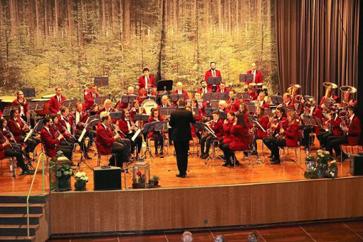 Ein gelungenes Frühlingskonzert liefern die Musiker der Trachtenkapelle Gremmelsbach bei ihrem Auftritt im Kurhaus ab.                                  Fotos: Kommert Foto: Schwarzwälder Bote