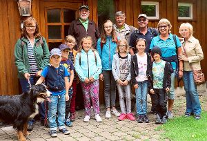 Viel Spaß an der Wanderung haben acht Kinder, sechs Betreuer des Schwarzwaldvereins und Berner Sennenhündin Paula bei der Wanderung zu den Quellen und Bächen diesseits und jenseits der Wasserscheide.  Foto: Kommert Foto: Schwarzwälder-Bote