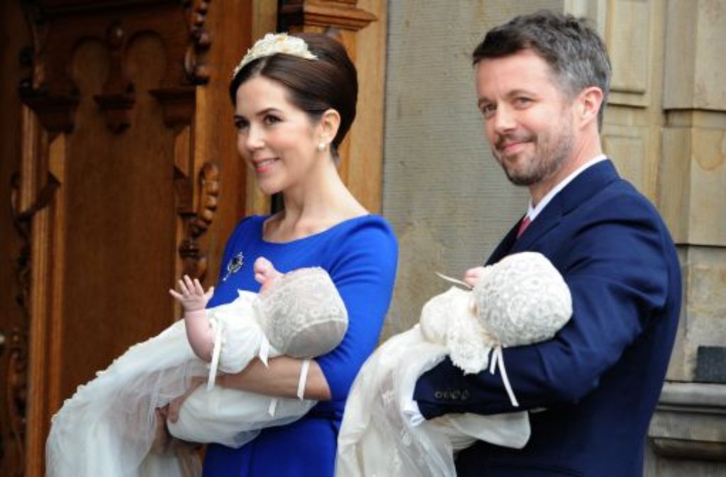 Das dänische Kronprinzenpaar Mary und Frederik mit Prinz Vincent und Prinzessin Josefine.