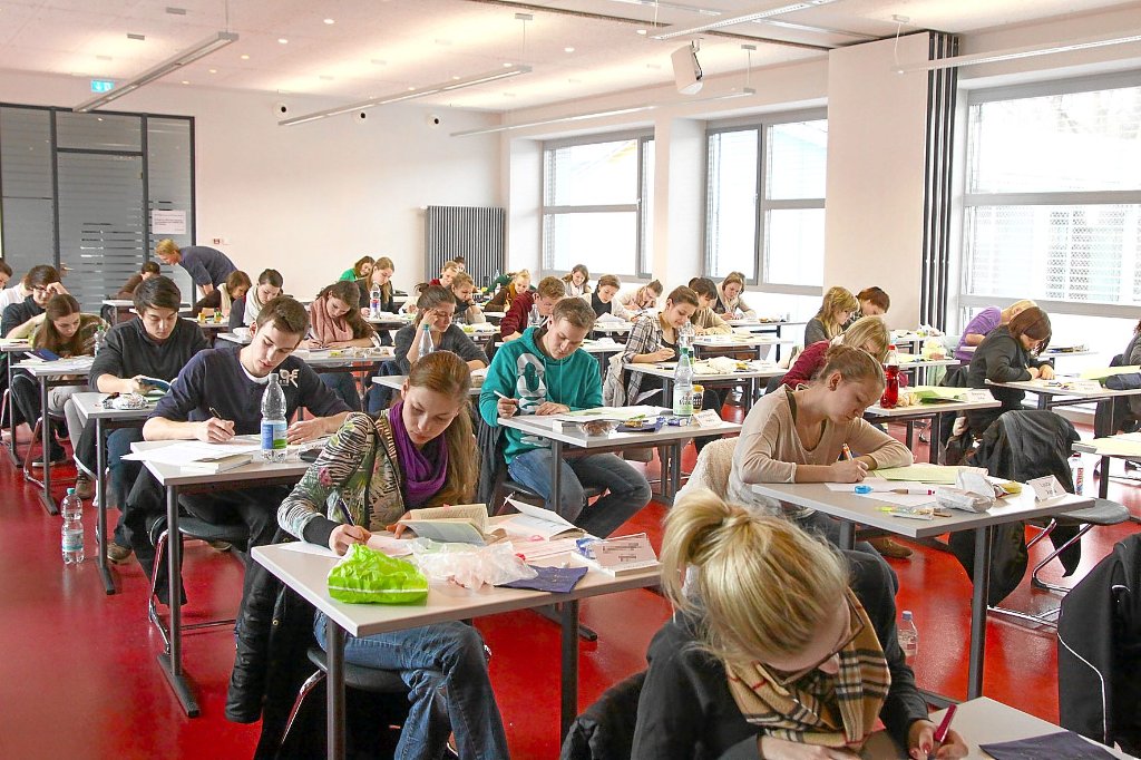 Mit der schriftlichen Deutschprüfung begann für die 117 Abiturientinnen und Abiturienten der Zinzendorfschulen in Königsfeld der Endspurt zur allgemeinen Hochschulreife.