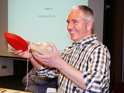 Bernd Flohr hält die neuen Balinger Souvenirs in den Händen: kleine Holzschiffchen. Foto: Hauser