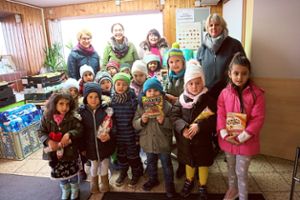 Die Kleinen vom St. Martin-Kindergarten übergeben die Lebensmittel an Ursula Koschak (hinten, Dritte von links). Foto: Witte Foto: Schwarzwälder Bote