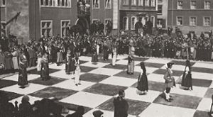 Ein Lebend-Schach-Turnier fand  auf dem Münsterplatz statt.  Fotos: Stadtarchiv Villingen-Schwenningen Foto: Schwarzwälder Bote