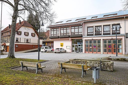 Das Rathaus in Neuweiler ist inzwischen in die Jahre gekommen – jetzt soll das Gebäude aufgemöbelt werden.Foto: Fritsch Foto: Schwarzwälder Bote