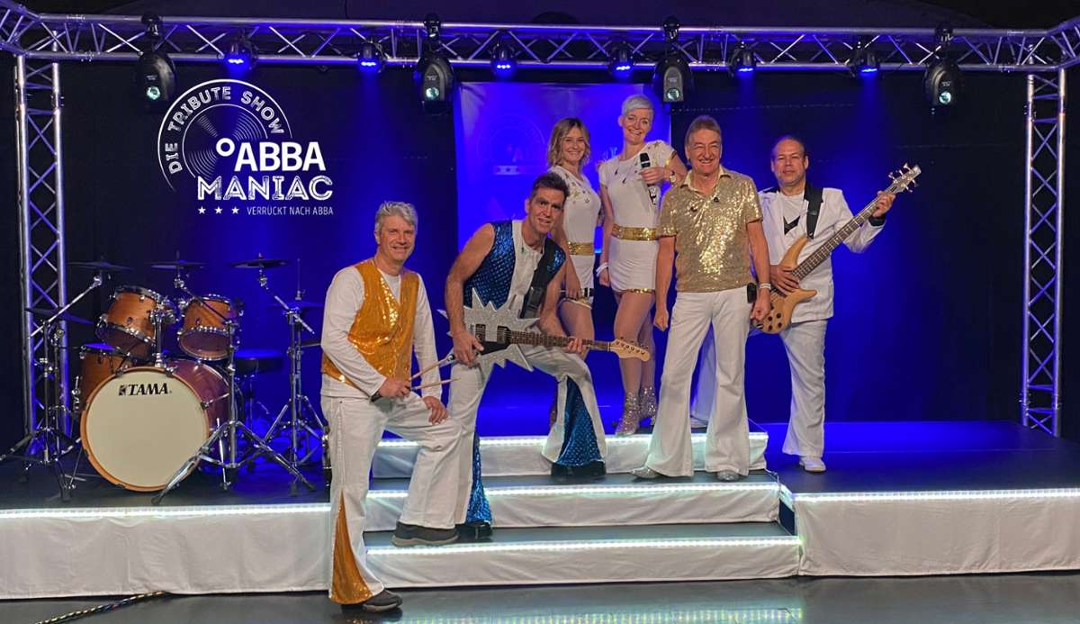 Die Band Abbamaniac mit Thomas Villing (von links, Drums), Werner Schuler (Gitarre), Lisa Steigmayer (Gesang), Madaline Fausel (Gesang), Horst Fausel (Klavier) und Thomas Diefenbacher (Bass).