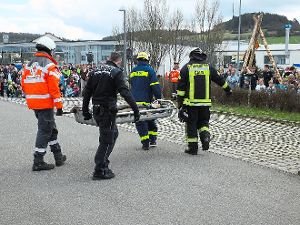 Ihre Zusammenarbeit demonstrierten Rettungskräfte aus Calw. Foto: Stocker Foto: Schwarzwälder-Bote