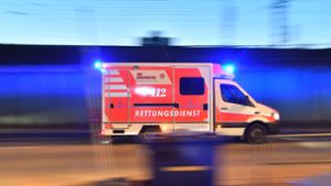 Krankenwagen prallt in Albstadt gegen Steinmauer