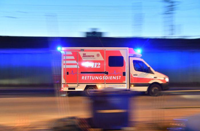 Zwei junge Männer schwer verletzt: Krankenwagen prallt in Albstadt gegen Steinmauer