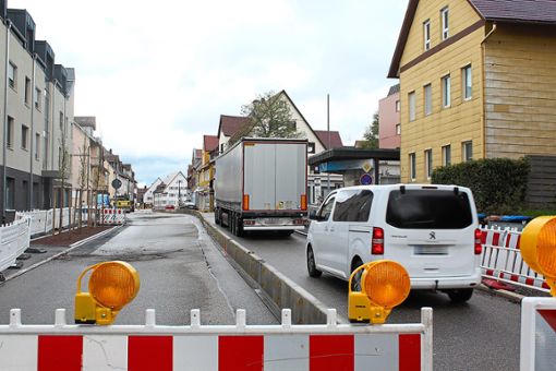 Die Straßburger Straße ist halbseitig gesperrt. Die Straße samt Unterbau wird erneuert. Foto: Breitenreuter