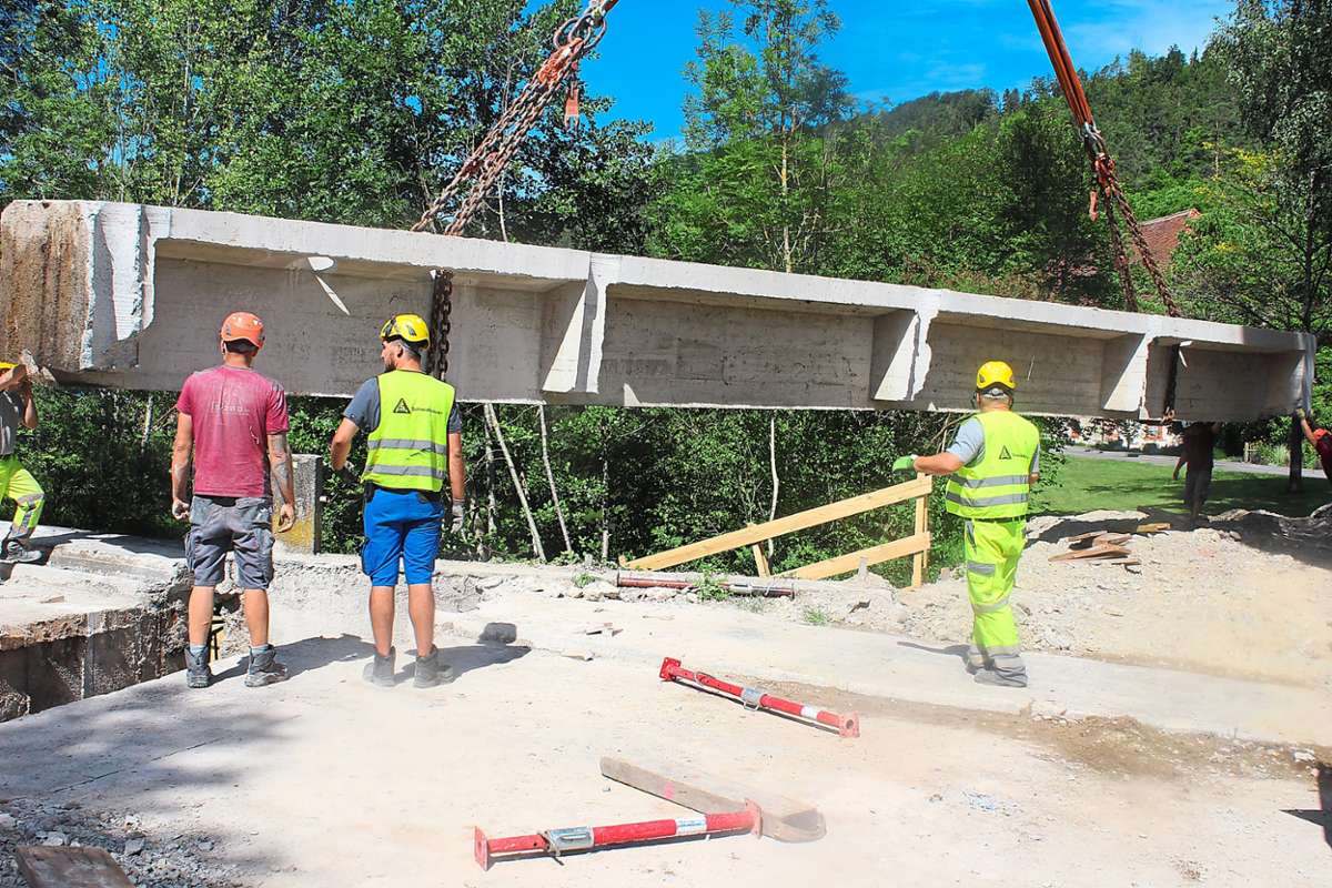 Die Brücke über die Glatt wird mit dem Kran Stück für Stück abgebaut. Dieses Teil wiegt mehr als 40 Tonnen. Foto: Steinmetz