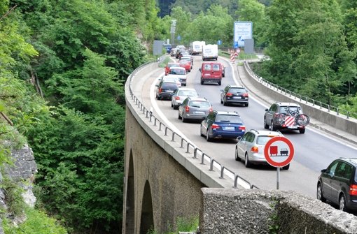 Die Vollsperrung der Autobahn 8 zwischen Ulm und Stuttgart hat am Samstag für ein Verkehrschaos auf der Schwäbischen Alb gesorgt. (Archivfoto) Foto: dpa