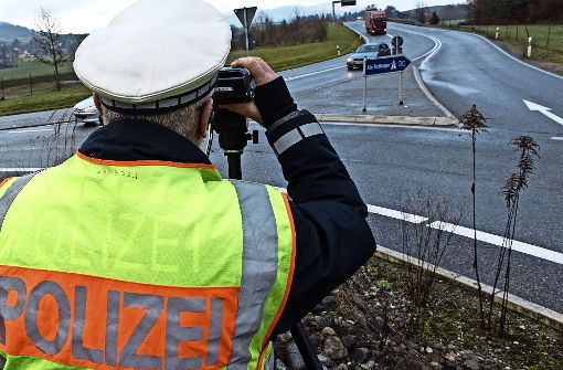 Ein Polizist kontrolliert in Gottmadingen an der deutsch-schweizerischen Grenze die Geschwindigkeit der Fahrzeuge. Foto: dpa