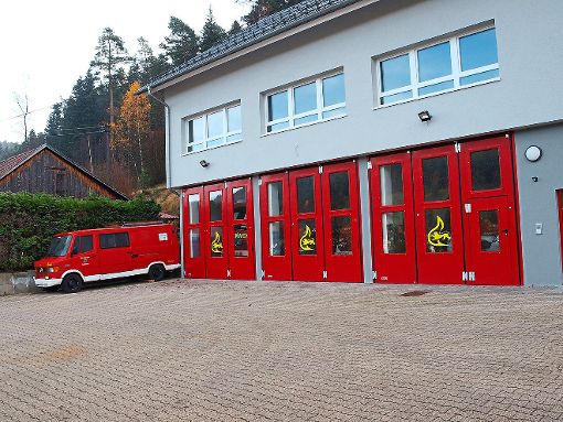 2016 wurde die  Sanierung des Feuerwehrgerätehauses Enzklösterle abgeschlossen. Links ist das zum 30. September ausgemusterte Tragkraftspritzenfahrzeug zu sehen.  Foto: Ziegelbauer Foto: Schwarzwälder-Bote