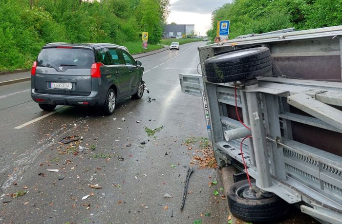 Unfall in Rottweil-Bühlingen: Familienlimousine fährt auf Anhänger am Straßenrand auf