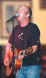 Gitarrist und Sänger Stephen Dodds sorgt für die musikalische Umrahmung. Foto: Veranstalter Foto: Schwarzwälder-Bote