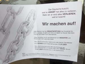 Solche Zettel wurden im Stadtgebiet von Freudenstadt auf Schaufenster geklebt.  Foto: Huber