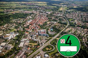 Ganz Balingen eine grüne Umweltzone: Das gilt seit April 2017. Nun steht wegen anhaltend niedriger Stickstoffdioxid-Werte die Aufhebung zur Debatte.  Foto: Archiv