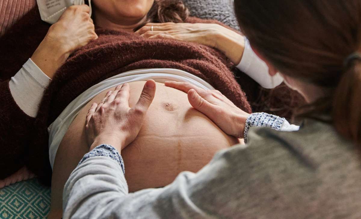 Eine Hebamme tastet in ihrer Praxis den Bauch einer schwangeren Frau ab. Auch im Freudenstädter Krankenhaus fehlt es immer wieder an Hebammen. Foto: Annette Riedl/dpa