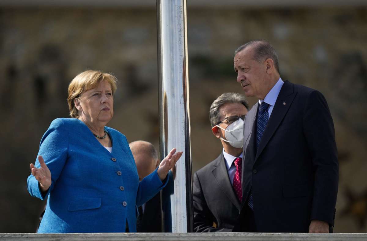 Bundeskanzlerin Angela Merkel (CDU) bei ihrem letzen Staatsbesuch bei ihrem Staatskollegen Recep Tayyip Erdogan in Istanbul. Das Verhältnis der Länder ist insbesondere nach der Botschafter-Affäre angespannt. Foto: dpa/Francisco Seco