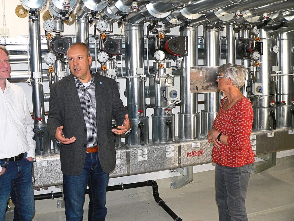 Bürgermeister Dietmar Fischer erläuterte am Donnerstagabend den Besuchern die neue Technik im Keller des Kurhauses.