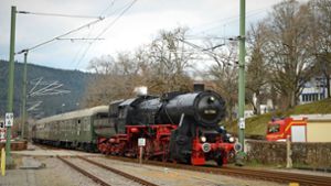 Historische Dampflok macht Station im Baiersbronner Bahnhof
