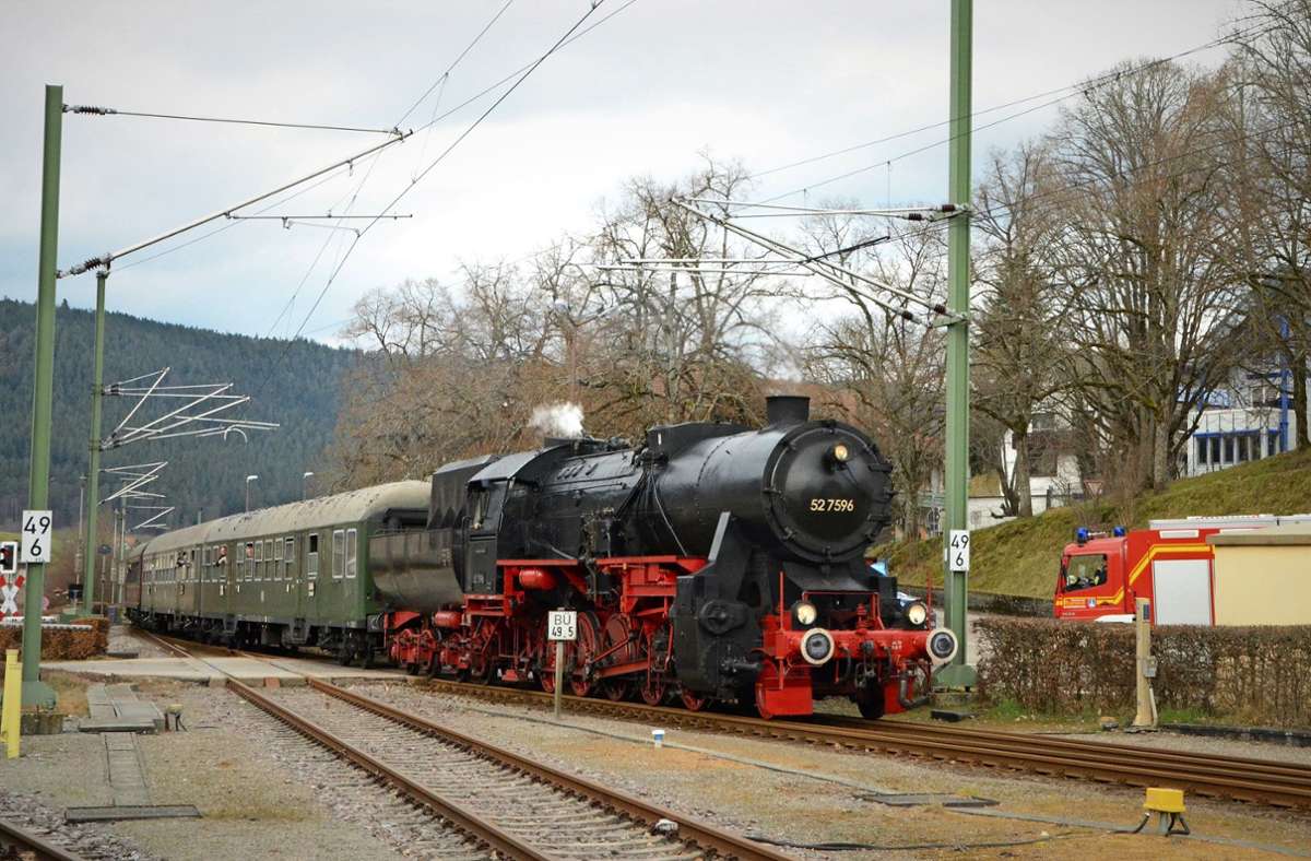 Am Samstagnachmittag fuhr der von einer Dampflok gezogene Sonderzug der Eisenbahnfreunde Zollernbahn zischend und dampfend in den Baiersbronner Bahnhof ein. Foto: Lothar Schwark