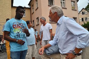 Landrat Helmut Riegger (rechts) sucht immer wieder das Gespräch mit den Flüchtlingen. Michael (links) kommt aus Nigeria. Foto: Kunert