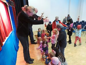 Kinder erleben die Marionetten auch hautnah. Foto: Paskal Foto: Schwarzwälder-Bote